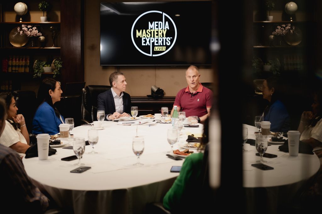 Improve your public speaking skills with expert executive coaching. Learn techniques to deliver confident, engaging presentations and communicate effectively as a leader.